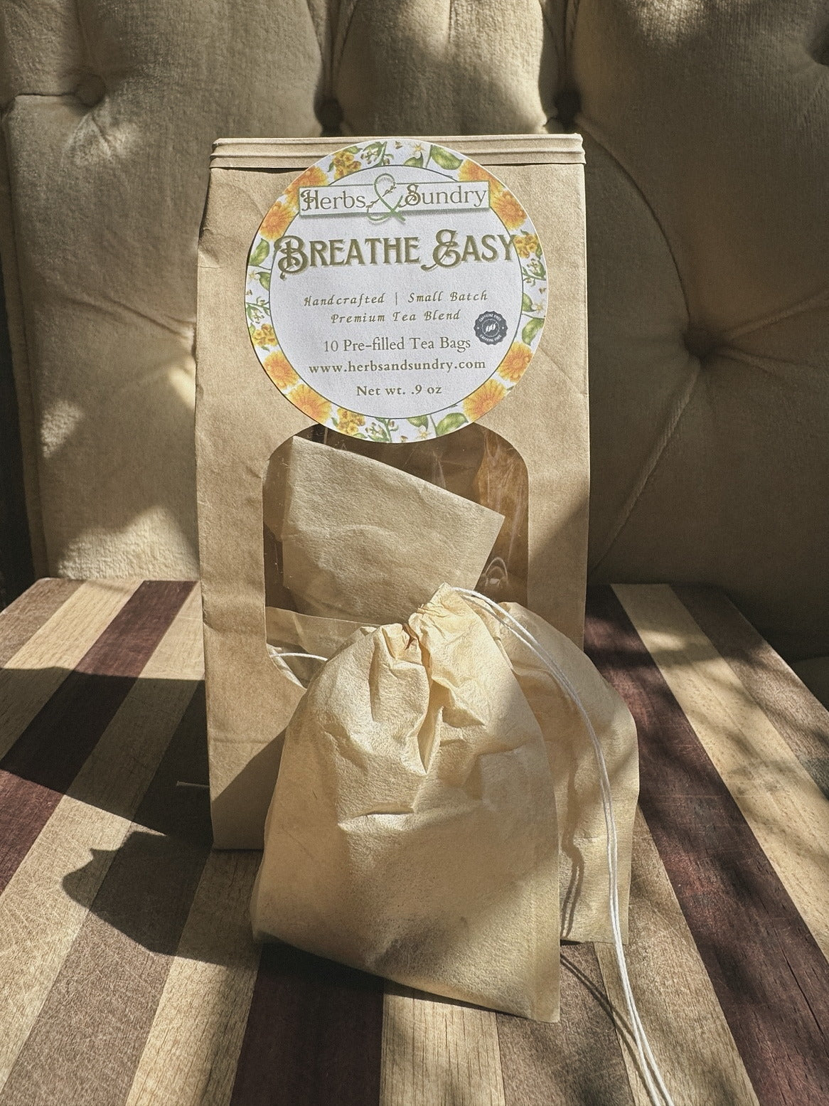 Kraft Breathe Easy pouch of ten pre-filled tea bags, with one unbleached drawstring tea bag set in front