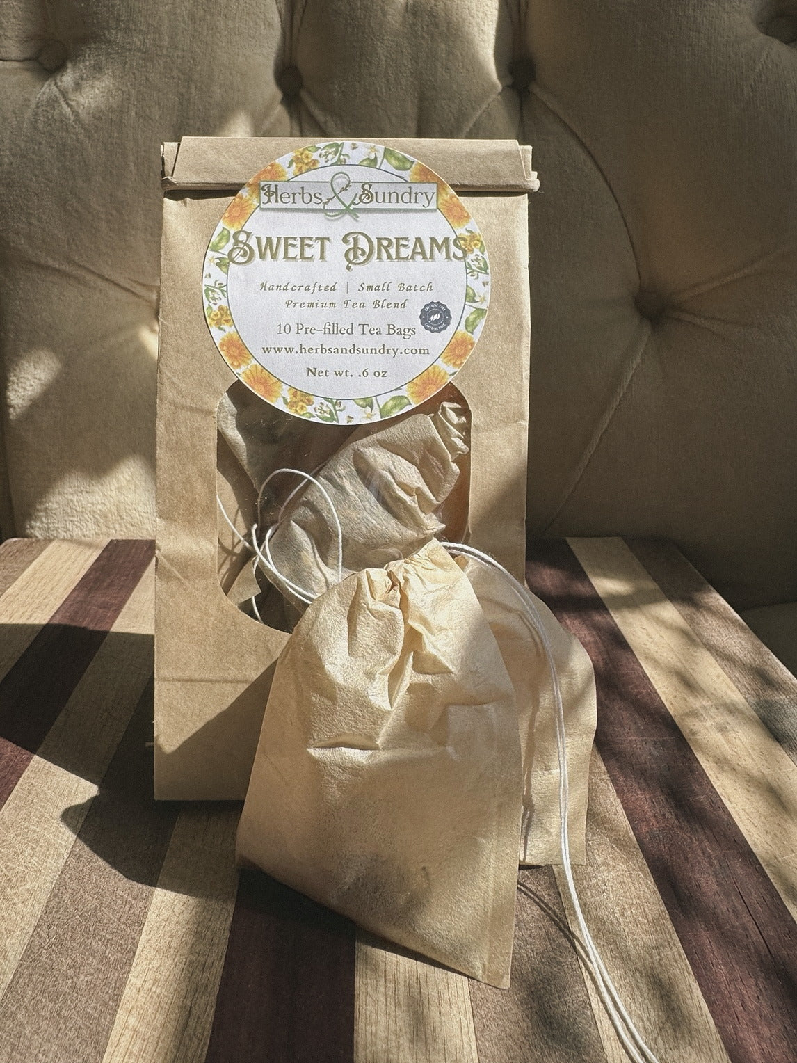 Kraft Sweet Dreams pouch of ten pre-filled tea bags, with one unbleached drawstring tea bag set in front
